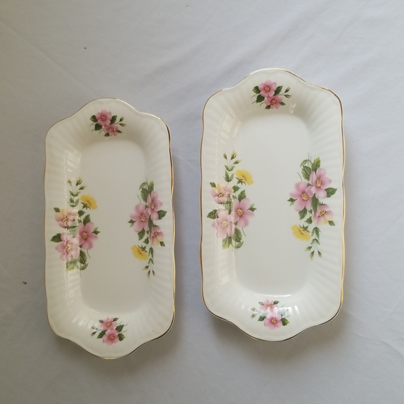 Price drop💥2 Queens bone China dishes 9 inches x5 inches - Picture 1 of 3